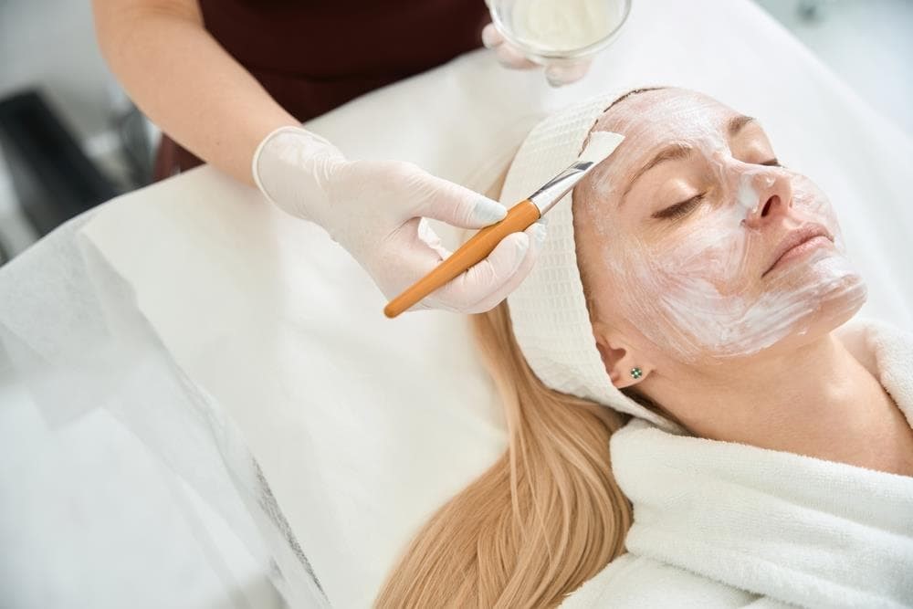 ¿Cómo renovar tu rostro con el peeling facial?
